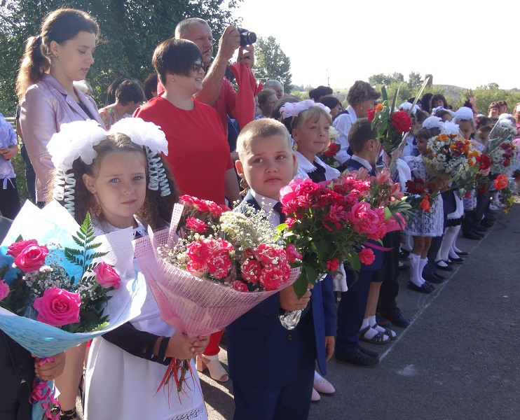 Стиль одежды - деловой, классический, современный строгий.  Школьная форма подразделяется на повседневную, парадную и спортивную.  Парадная школьная форма используется обучающимися в дни проведения праздников, торжественных линеек и мероприятий.